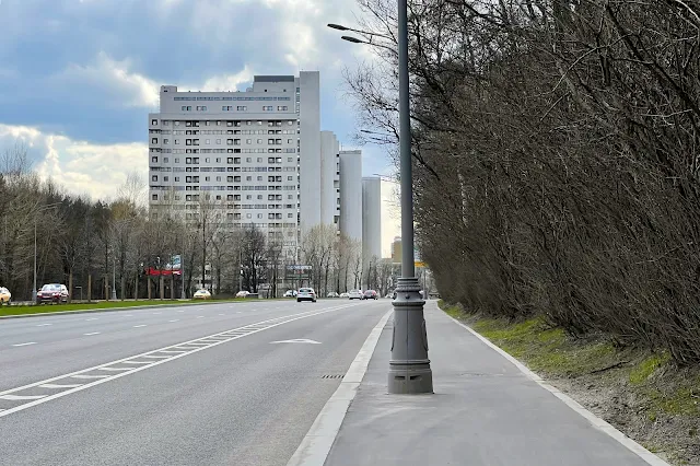 Ленинский проспект, административно-жилой комплекс «Парк Плейс» (построен в 1992 году), Юго-Западный лесопарк (Тропаревский лесопарк)