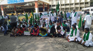 farmer-protest-on-railway-station