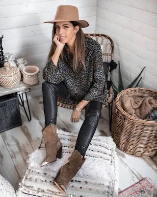 A bota estilo country tem referências bem marcantes do Velho Oeste e remetem aos cowboys e as cowgirls.  Descoladas e cheias de estilo as botas western são ideais para aquelas pessoas que gostam de ousar no seu look. Mas se você prefere um estilo mais básico saiba que existe uma bota western perfeita para você também.