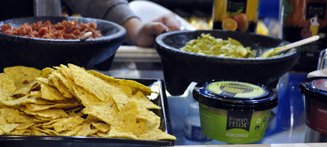 nachos, guacamole y tomate 