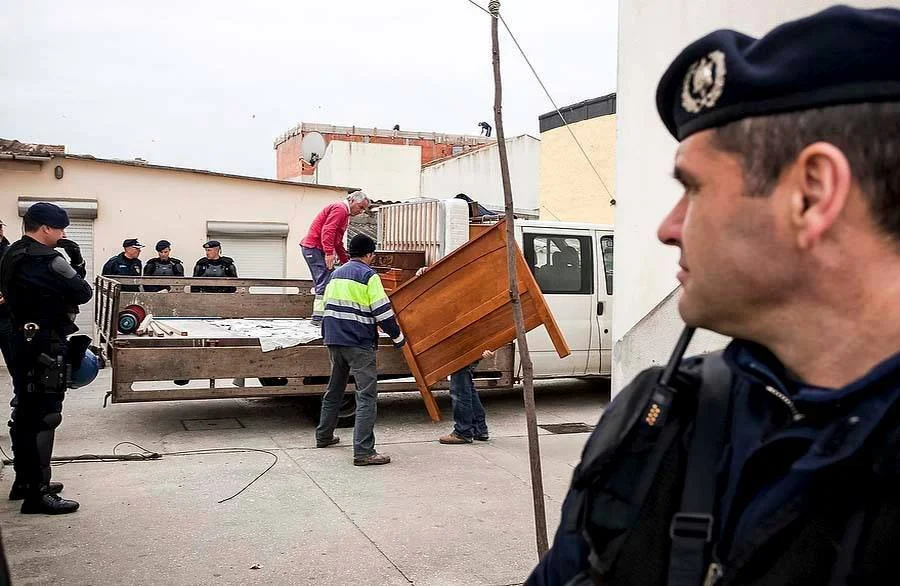 Απαίτηση - ΣΟΚ των δανειστών: Πετάξτε τους Έλληνες από τα σπίτια τους!