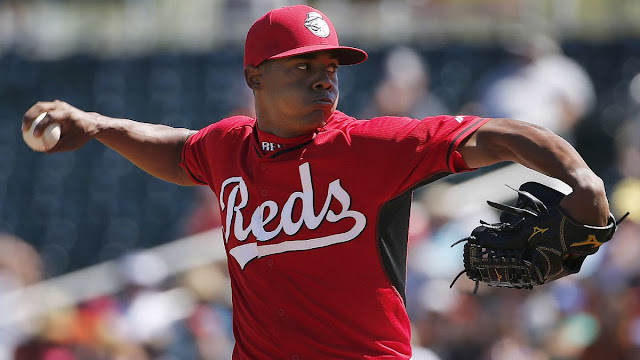 Raisel Iglesias, que ha asumido las riendas del bullpen, sumó cinco salvados de los siete de Cincinnati en abril.