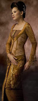 Kebaya as a wedding dress in a Pair with batik.