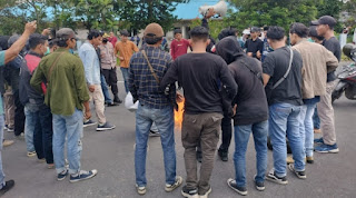 Ini Pertimbangan Polisi Harus Padamkan Api saat Aksi Demo Mahasiswa Di Pintu Gerbang Depo Pertamina Tasikmalaya