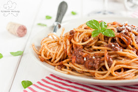 przepis, spaghetti, bolognese, makaron, sos bolognese, czosnek, cebula, pomidory, mięso, wino, parmezan, wołowina