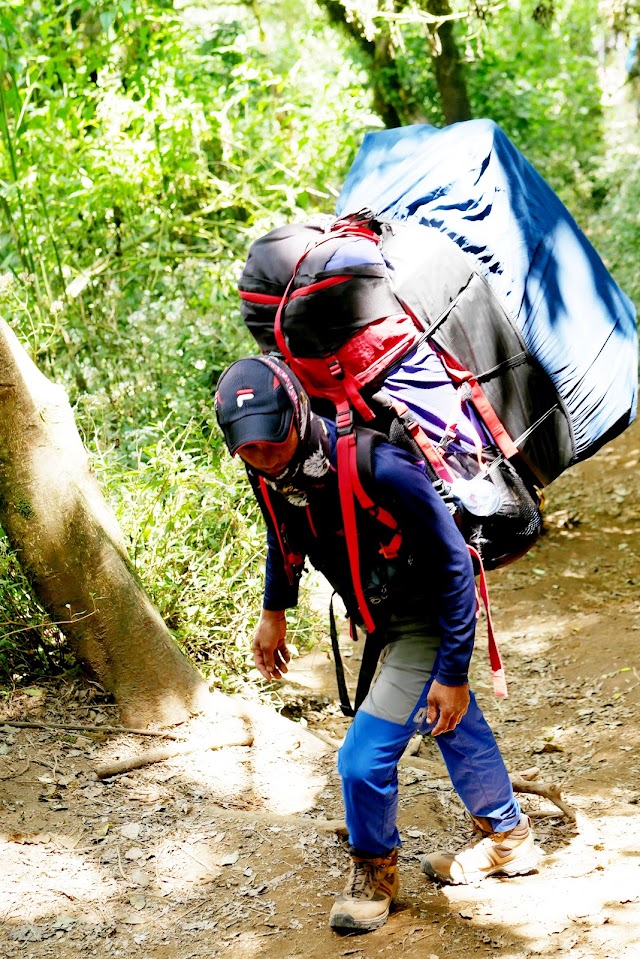 Porter Candi Cetho, Pendakian Gunung Lawu via Cemoro Sewu dan Kandang Berkesan, Murah dan Mudah