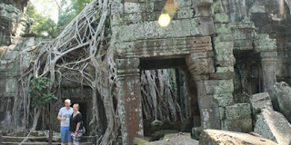 Dinosaurus di Candi Angelina Jolie Angkor Wat 