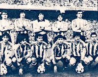 ATHLETIC CLUB DE BILBAO - Bilbao, España - Temporada 1986-87 - Ferreira, Patxi Salinas, Biurrun, Urquiaga y Andrinua; Endika, Sarabia, Gallego, Ayúcar, Argote y Pizo Gómez - REAL MADRID C. F. 2 (Hugo Sánchez 2) ATHLETIC CLUB DE BILBAO 4 (Endika 2, Andrinua, Gallego) - 16/11/1986 - Liga e 1ª División, jornada 14 - Madrid, estadio Santiago Bernabeu - Con José Ángel Iribar de entrenador, el Athletic se clasificó 13º en la Liga