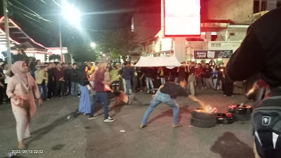 Gelar Aksi Demo di Malam Hari, PMII Bone Bawa Obor dan Keranda Mayat