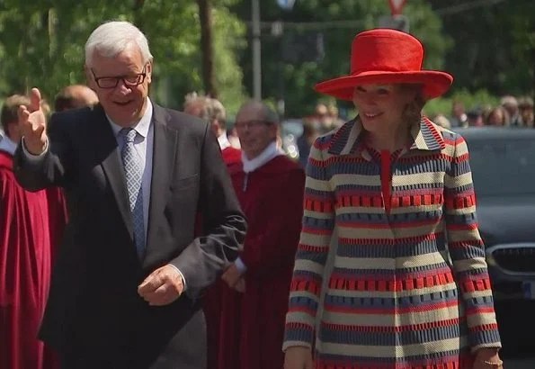 Queen Mathilde attended Marian Procession in Halle. Marian Procession is also called as Mariaprocessie. Queen Mathilde wore Natan coat, dress