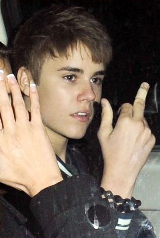 justin bieber middle finger picture. justin bieber middle finger.