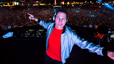 "Lirik Lagu Tiësto - Dancing on my Own"