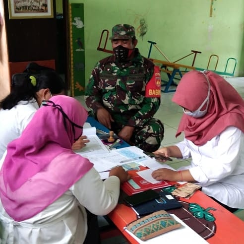 Babinsa Desa Taskombang Beri Himbauan  Guru TK Dan PAUD Guna Mencegah Covid-19