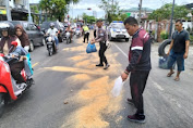 Antisipasi Kecelakaan, Satlantas Polres Aceh Barat Bersihkan Tumpahan Minyak Di Jalan