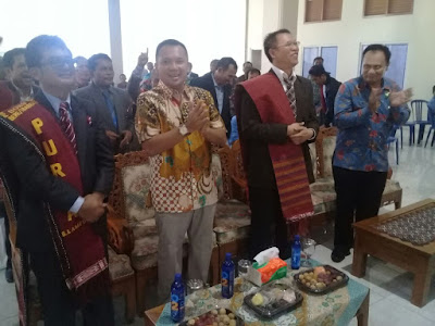 Ridho Disambut Tari Tortor Saat Pesta Bona Taon Toga Purba