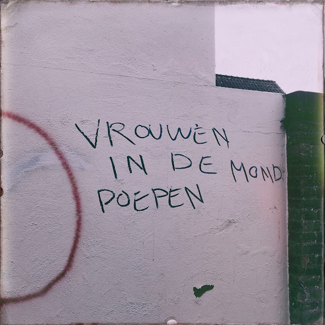 Graffiti 'Vrouwen in de mond poepen', Zevenaar