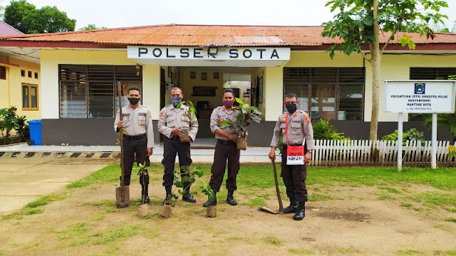 Makruf Soeroto dan Anggota Polsek Sota Tanam Pohon di Perbatasan RI-PNG
