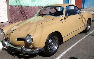 Este Karmann Ghia, pelos para-choques, deve ser de 1970 - talvez um pouco menos.