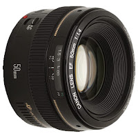 عدسة 50mm ذات حجم فتحة يقدر بـ f/1.4