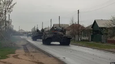 Tanques das Forças Armadas da Ucrânia percorrem uma rua em uma vila, enquanto o ataque da Rússia à Ucrânia continua, na região de Donetsk, Ucrânia, em 18 de abril de 2022.