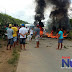  MATA SUL/PE - [VÍDEO] EM PROTESTO, MORADORES BLOQUEIAM PE-120 EM CATENDE.  POPULARES USARAM FOGO E GALHOS DE ÁRVORES PARA BLOQUEAR A RODOVIA.  UM PROTESTO NA PE-120 SURPREENDEU OS MOTORISTAS NA MANHÃ DESTA QUARTA-FEIRA (24). POPULARES DO DISTRITO ROÇADINHO, PERTENCENTE À CATENDE, NA MATA SUL DO ESTADO, REIVINDICAM MELHORIAS NA COMUNIDADE.   A AÇÃO VISA CHAMAR A ATENÇÃO DA PREFEITURA SOBRE BURACOS EM ALGUMAS LOCALIDADES E DA FALTA DE PAVIMENTAÇÃO NAS RUAS DO CONSELHO, JATOBÁ E RUA DA LINHA.