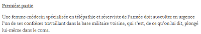 Photographie d'un texte qui dit : "Première partie. Une femme-médecin spécialisée en télépathie et réserviste de l'armée doit ausculter en urgence l'un de ses conrères travaillant dans la base militaire voisine, qui s'est, de ce qu'on lui dit, plongé lui-même dans le coma."