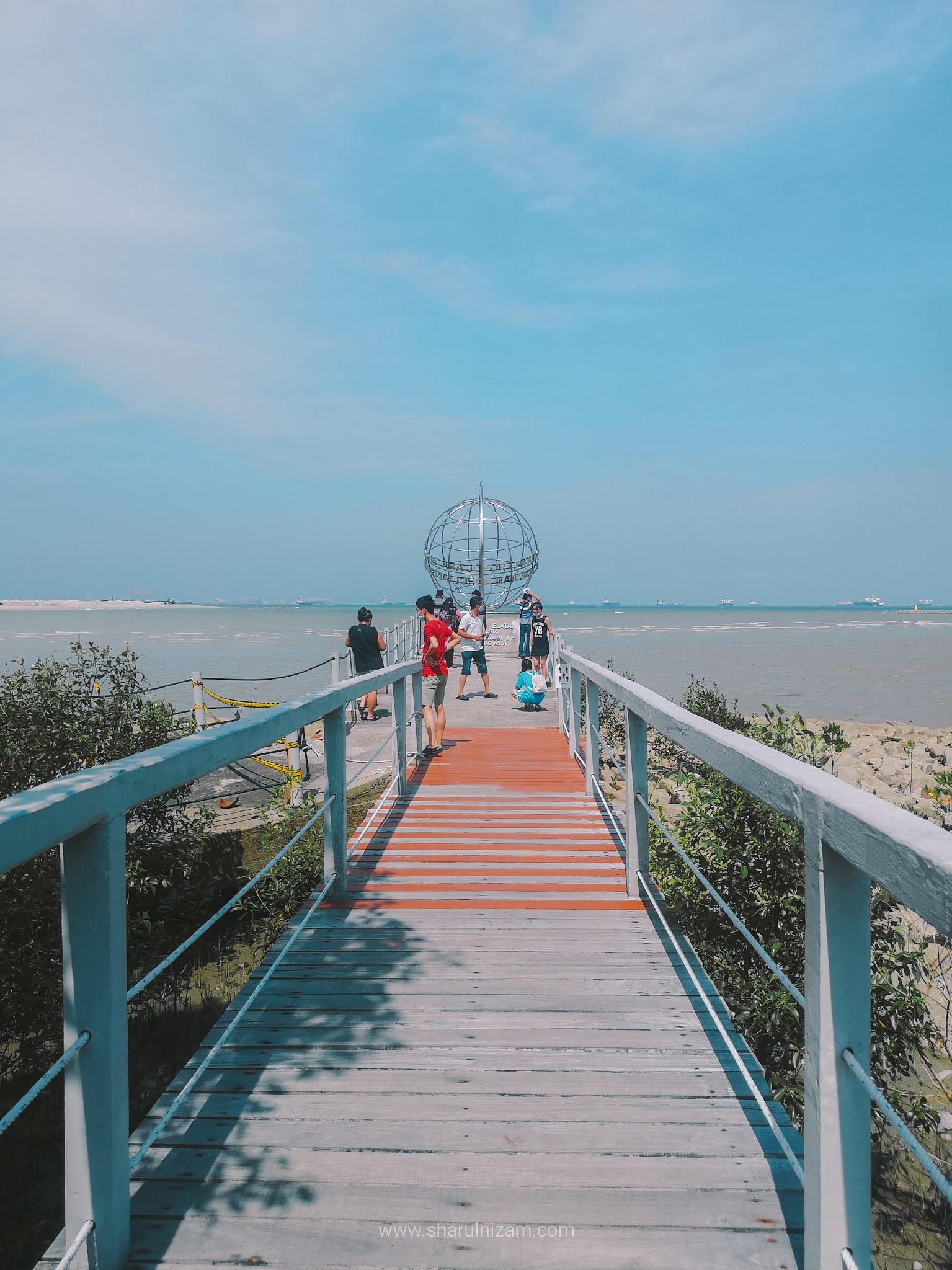 Berdiri Di Hujung Tanah Asia Di Tanjung Piai, Johor