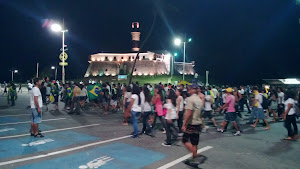 Manifestantes descem para a Barra e estão chegando ao Rio Vermelho