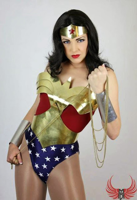 Miracole Burns como Wonder Woman