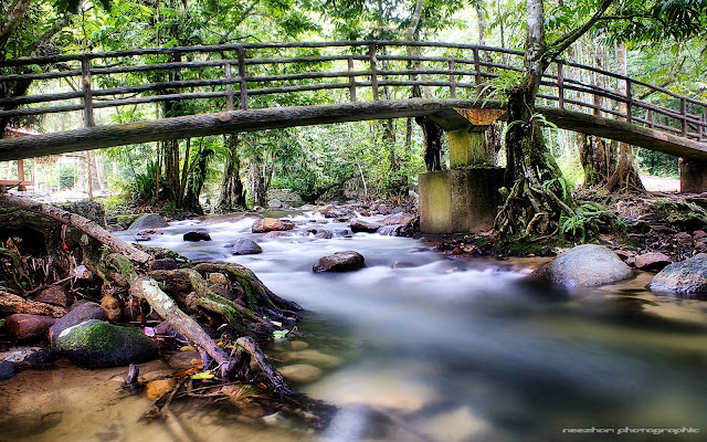 Jeram dengan jambatan kecil ala Jepun