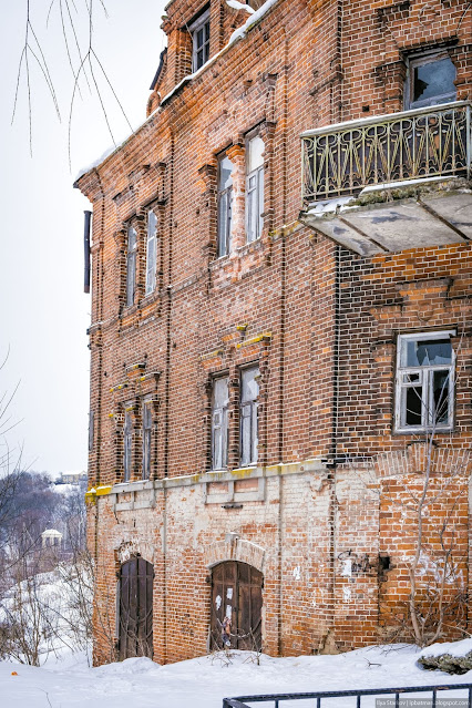 Старое кирпичное здание с амбарами