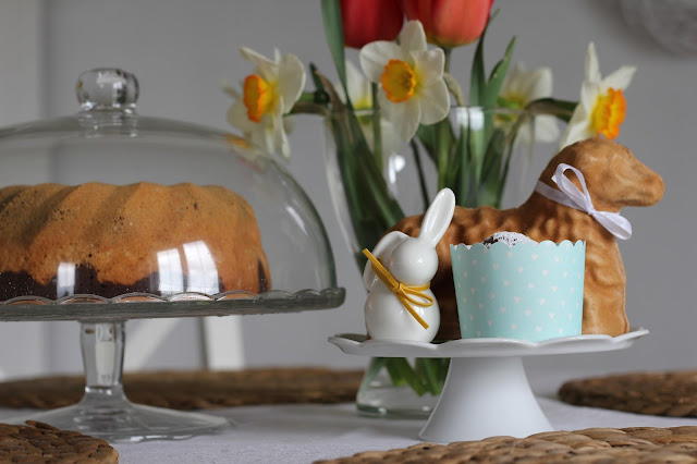 dekoracje wielkanocne, zajączki z porcelany, babka wielkanocna, plakat wielkanocny, jajka wielkanocne