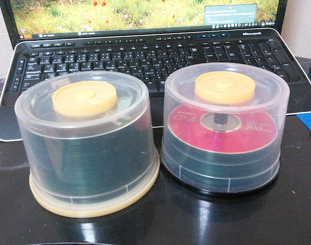 80枚ほどあるCD-RをHDDにコピーしているところです。 使用しているOSはPC-BSDで、「ZFS」のファイルシステムでフォーマットしたHDDにコピーしています。 ただし、数枚のCD-Rは読み取り不良でコピーできませんでした。