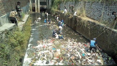 Kolaborasi Sektor 21 dan Sektor 22, Tumpukan Sampah Berhasil Diangkat Dari Sungai Cikendal