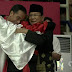 Viral Foto Jokowi dan Prabowo Dirangkul Atlit Pencak Silat
