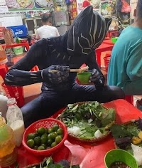 Đang cosplay thì đói bụng ngang