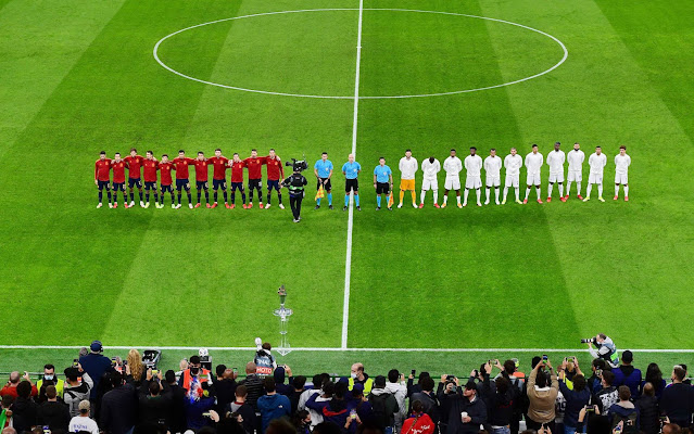 Los dos equipos y el trío arbitral formados para escuchar los himnos. SELECCIÓN DE ESPAÑA 1 SELECCIÓN DE FRANCIA 2. 10/10/2021. Liga de Naciones de la UEFA, final. Milán, Italia, estadio de San Siro. GOLES: 1-0: 64’, Mikel Oyarzabal. 1-1: 66’, Karim Benzema. 1-2: 80’, Kylian Mbappé.