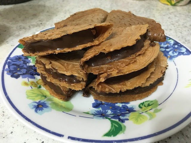 Kuih Kapit Rangup dan Sedap Dengan Inti Coklat dan Peanut 