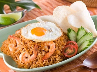 membuat nasi goreng