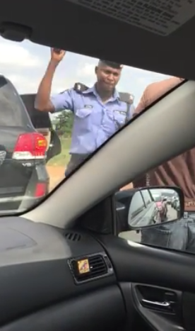 2 Nigerian policemen beat Driver with baton for refusing to stop!