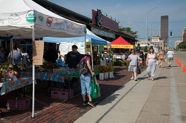 the 2nd Street Market farmer's market in the summertime