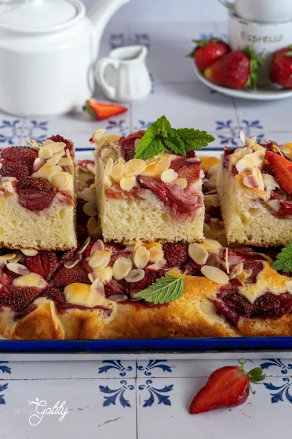 kwadratowe kawałki ciasta z czerwonymi truskawkami