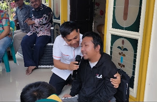 Anggota DPRA F-PKS, dr. Purnama Setia Budi Berikan Kursi Roda untuk 42 Penyandang Disabilitas Bireuen