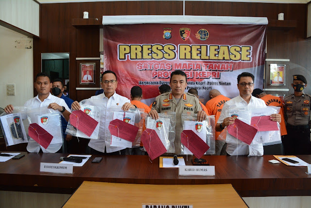 Diduga Palsukan Surat Tanah di Bintan, Satgas Mafia Tanah Polda Kepri Amankan 19 Orang Pelaku Diduga Palsukan Surat Tanah di Bintan, Satgas Mafia Tanah Polda Kepri Amankan 19 Orang Pelaku