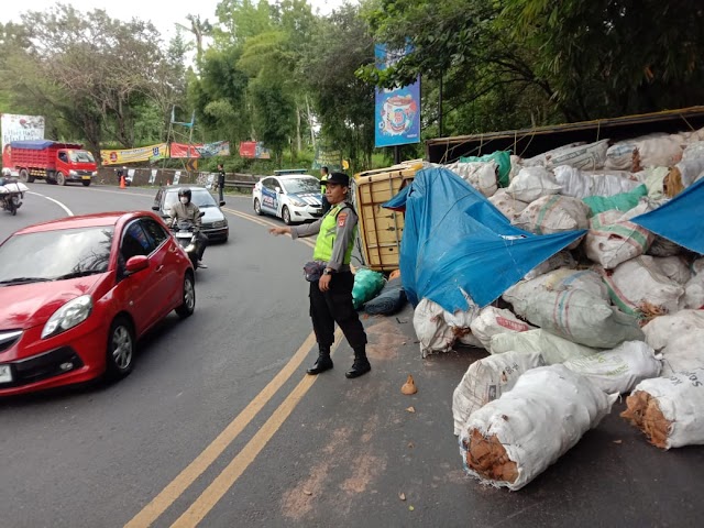 Tidak Kuat Menanjak : Truck Muatan Batok Kelapa Terguling