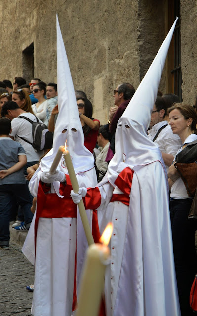 Wielkanocne procesje Semana Santa w Granadzie penitentes