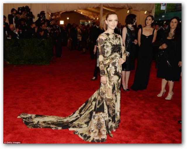 Amanda Seyfried vestida por Givenchy