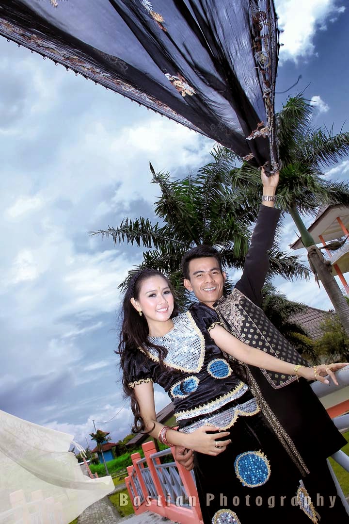 Ini Dia 4 Contoh Foto Prewedding Outdoor, Tampak Manis dan 