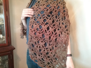 Shawl in crochet, alternating lacy shells