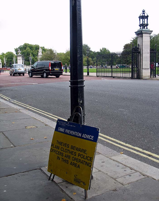 sign near buckingham palace